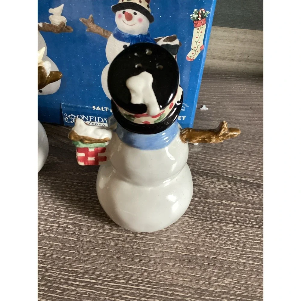 Oneida Kitchen Winter Buddies Salt & Pepper Shaker Set